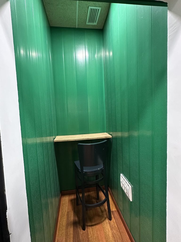 Interior de cabina insonorizada individual para videollamadas