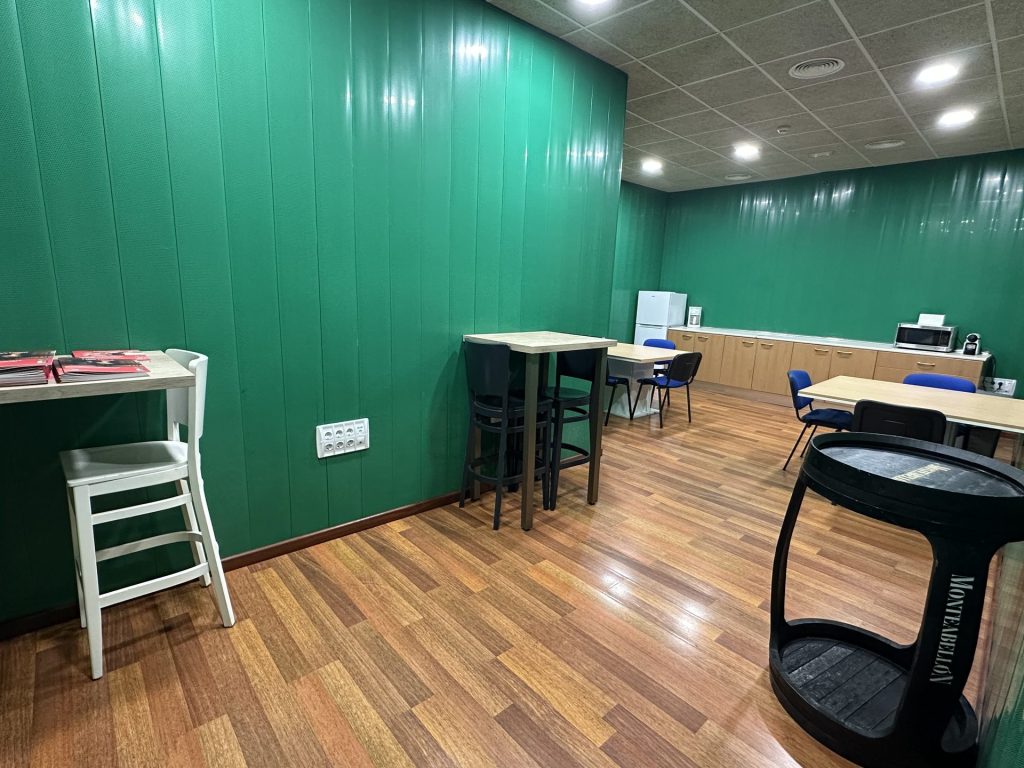 Cocina office con máquina de café espresso, microondas y frigorífico en Coworking Calpe