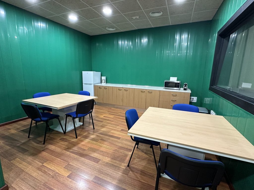 Zona de office y descanso con mesas altas en Coworking Calpe