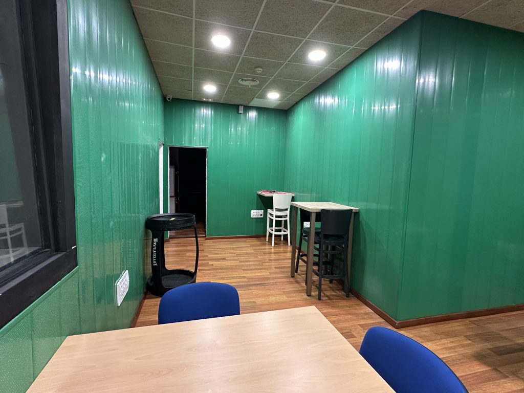 Office equipado con cafetera, microondas y frigorífico con congelador