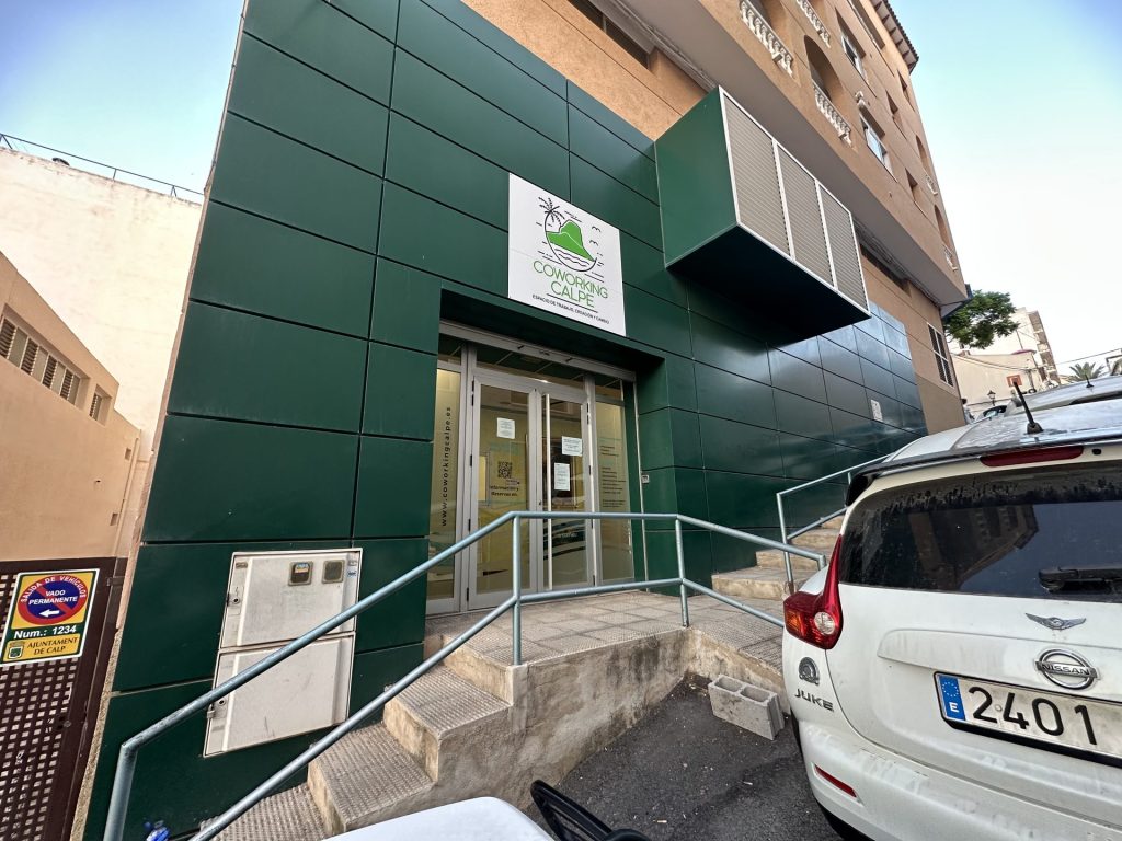 Entrada y acceso a Coworking Calpe en Calle la Fuente 24