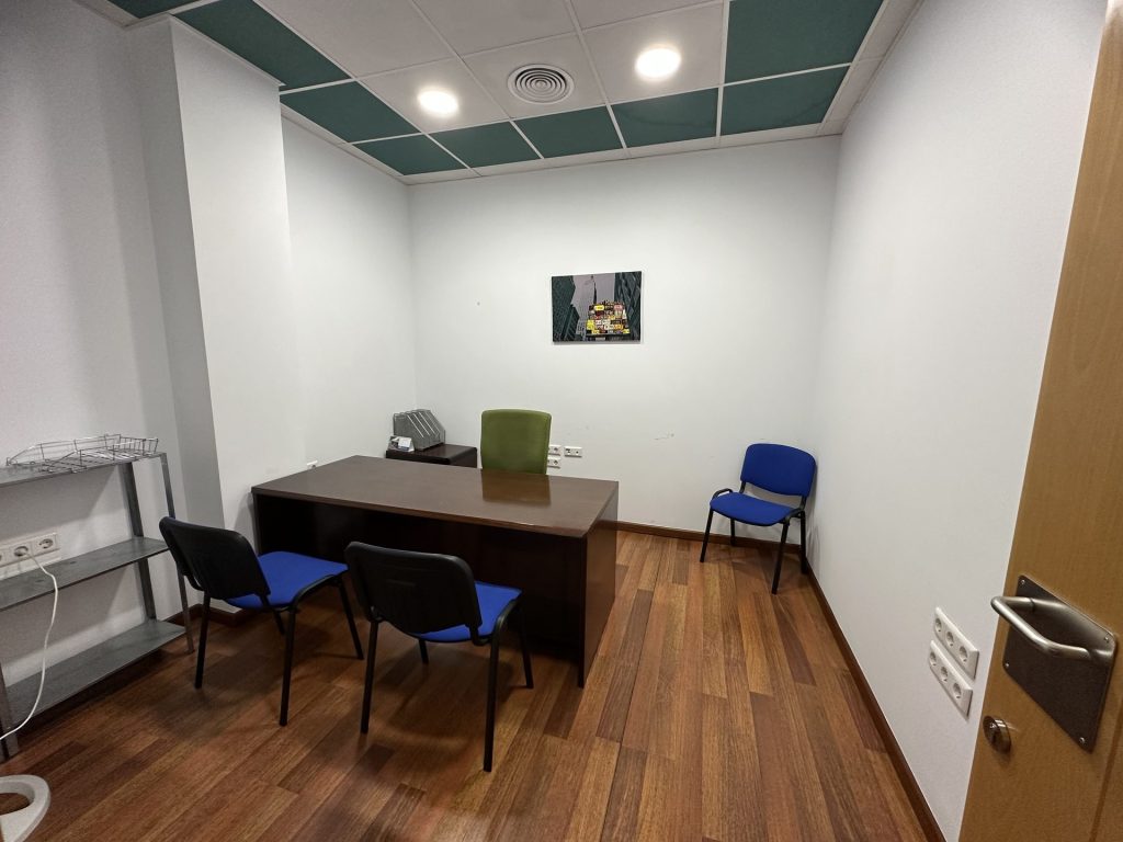 Oficina 4 privada con escritorio y sillas en Coworking Calpe