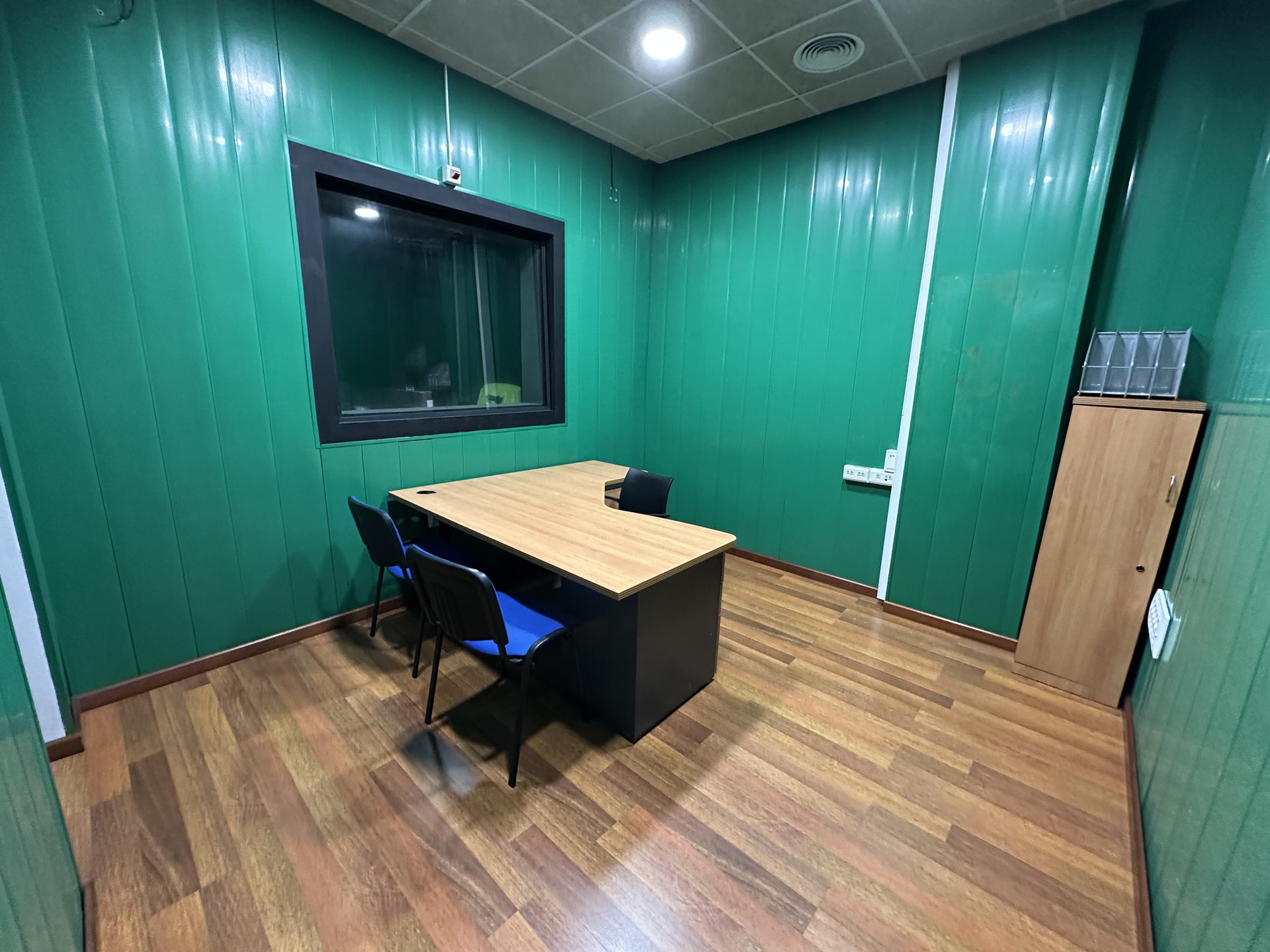 Oficina 5 privada con paredes verdes (apta como croma) en Coworking Calpe