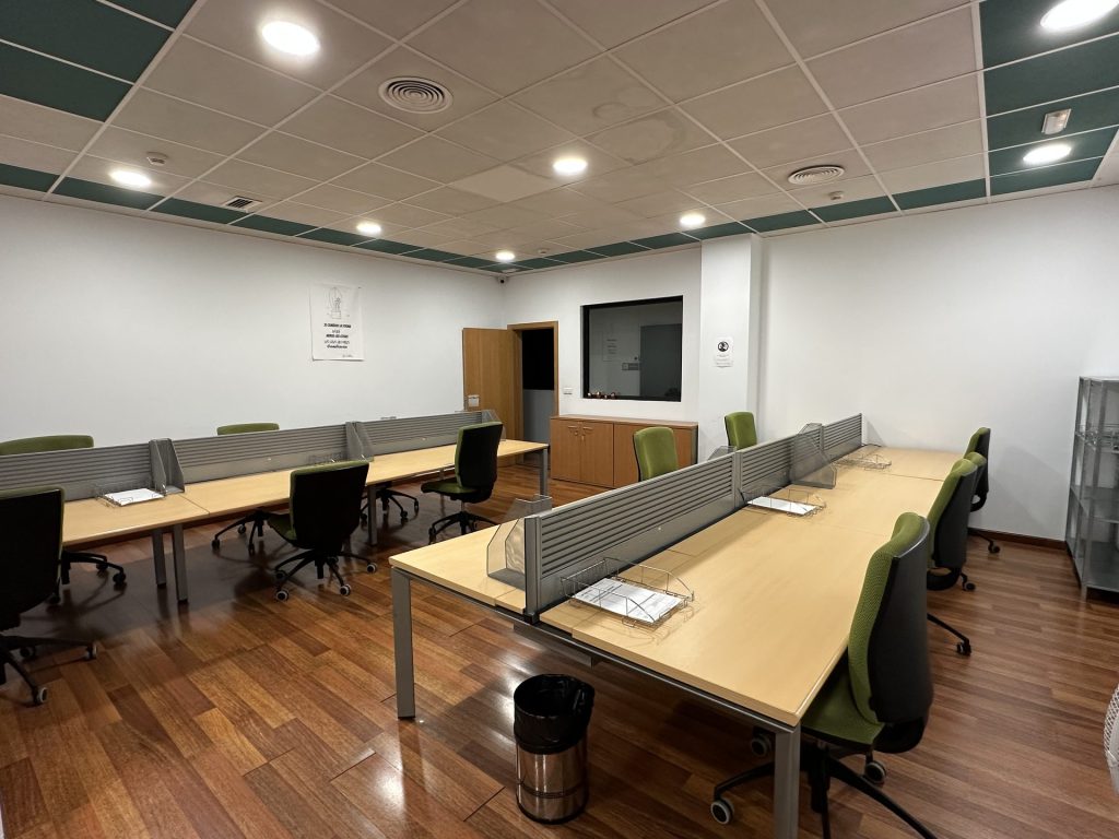 Zona de coworking compartida con varios puestos de trabajo en Coworking Calpe