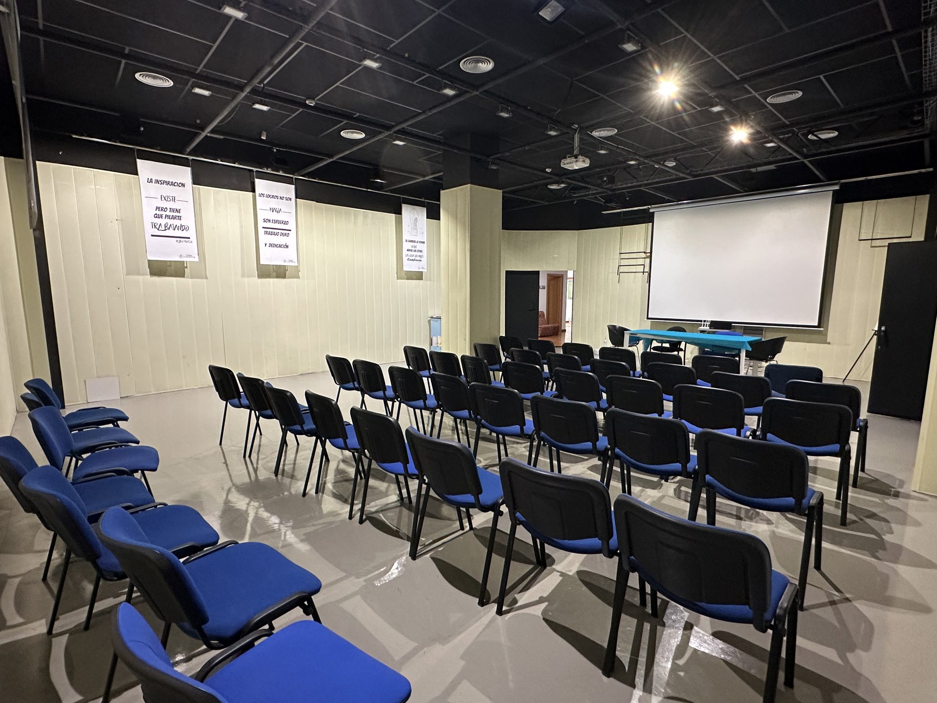 Sala de conferencias insonorizada para 60 personas con proyector en Coworking Calpe