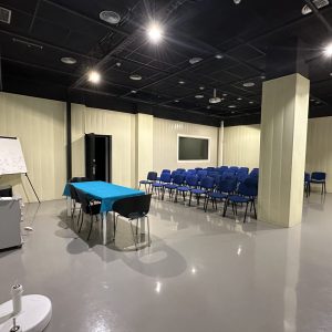 Sala de conferencias-presentaciones, con capacidad para 60 personas, insonorizada, con opcion de proyector y sistema de audio