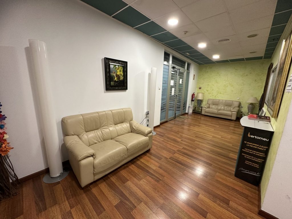 Sala de espera con sofás en Coworking Calpe