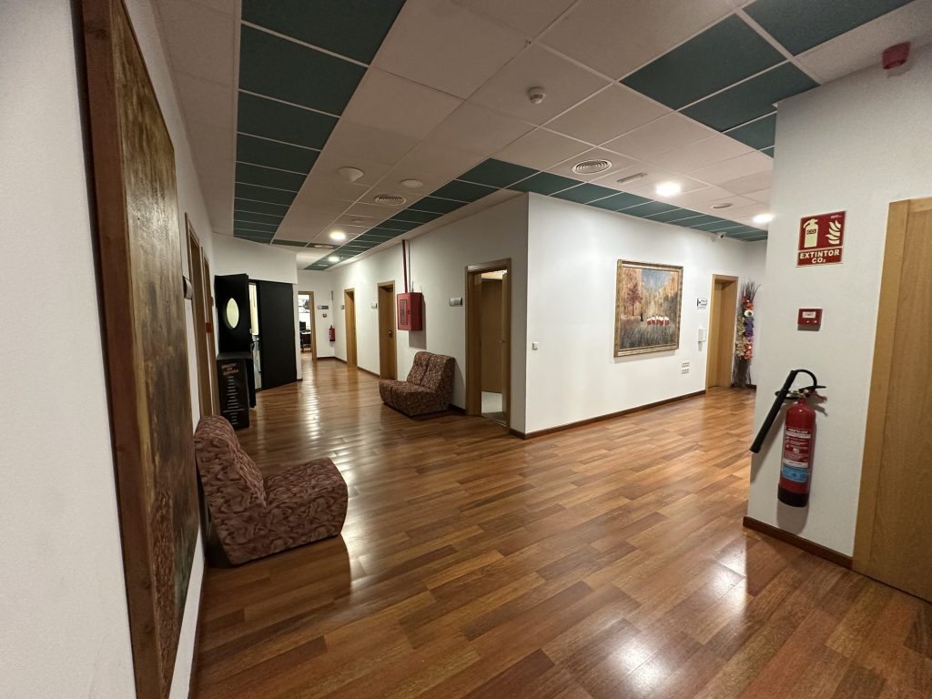 Zona común y pasillo de Coworking Calpe