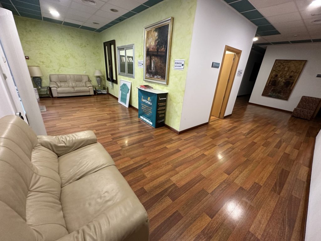 Zona común con sofás y expositor en Coworking Calpe
